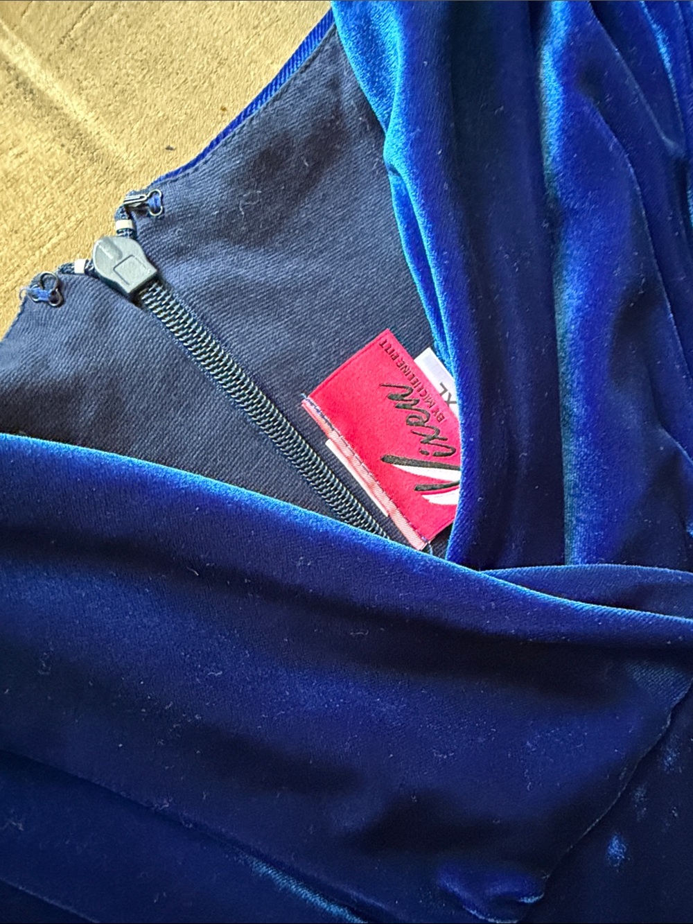 STARLET WIGGLE DRESS IN BLUE VELVET - VIXEN BY MICHELINE PITT - Picture 3 of 8